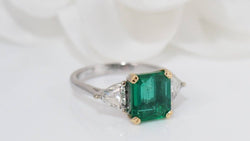 Bague en or blanc, émeraude de Colombie et diamants - Castafiore