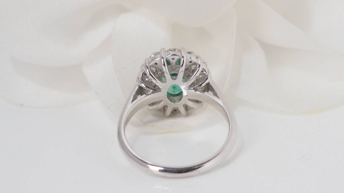 Bague en or blanc, émeraude et diamants - Castafiore