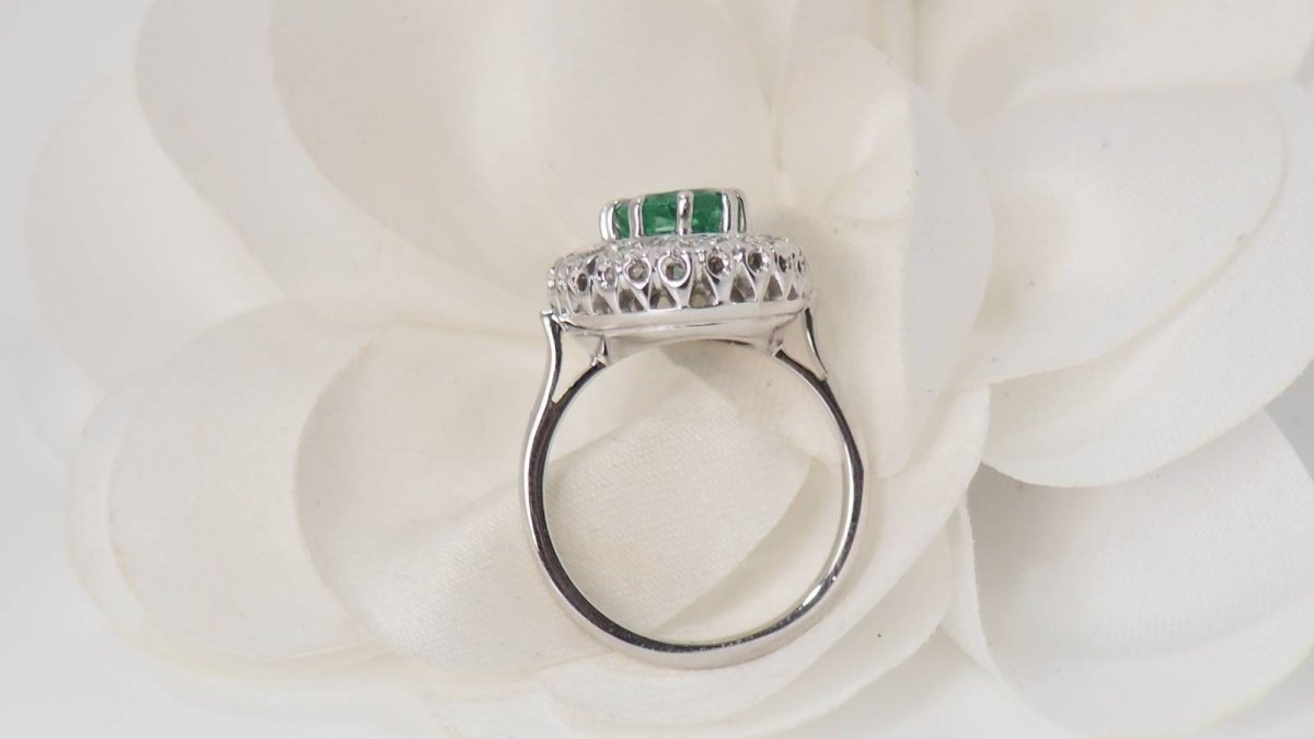 Bague en or blanc, émeraude et diamants - Castafiore