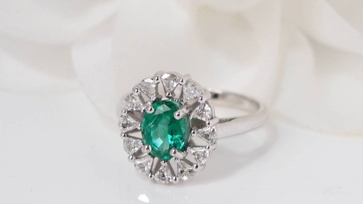 Bague en or blanc, émeraude et diamants - Castafiore