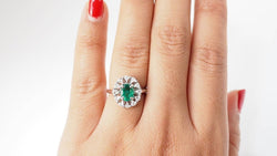 Bague en or blanc, émeraude et diamants - Castafiore