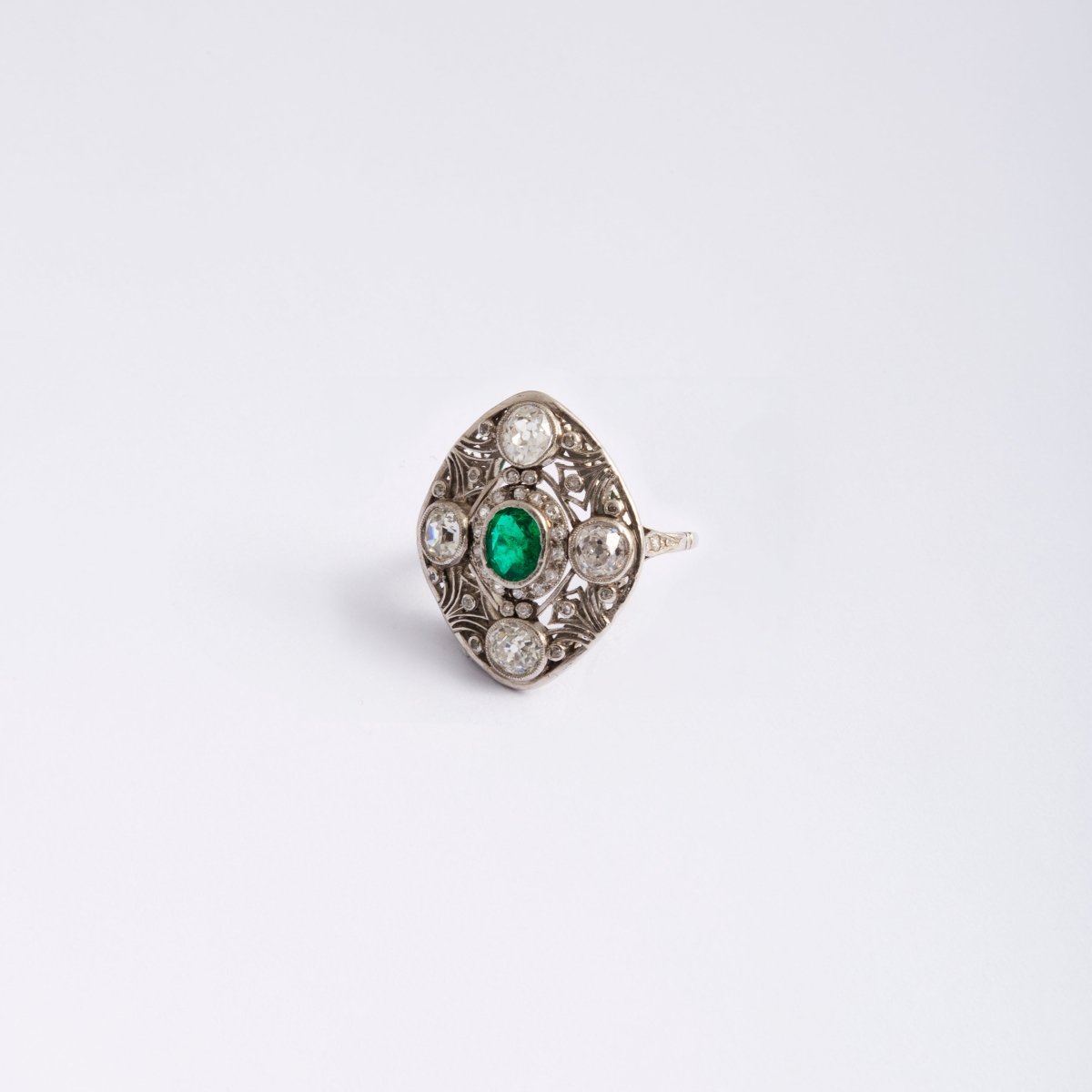 Bague en or blanc et en émeraude et diamants - Castafiore
