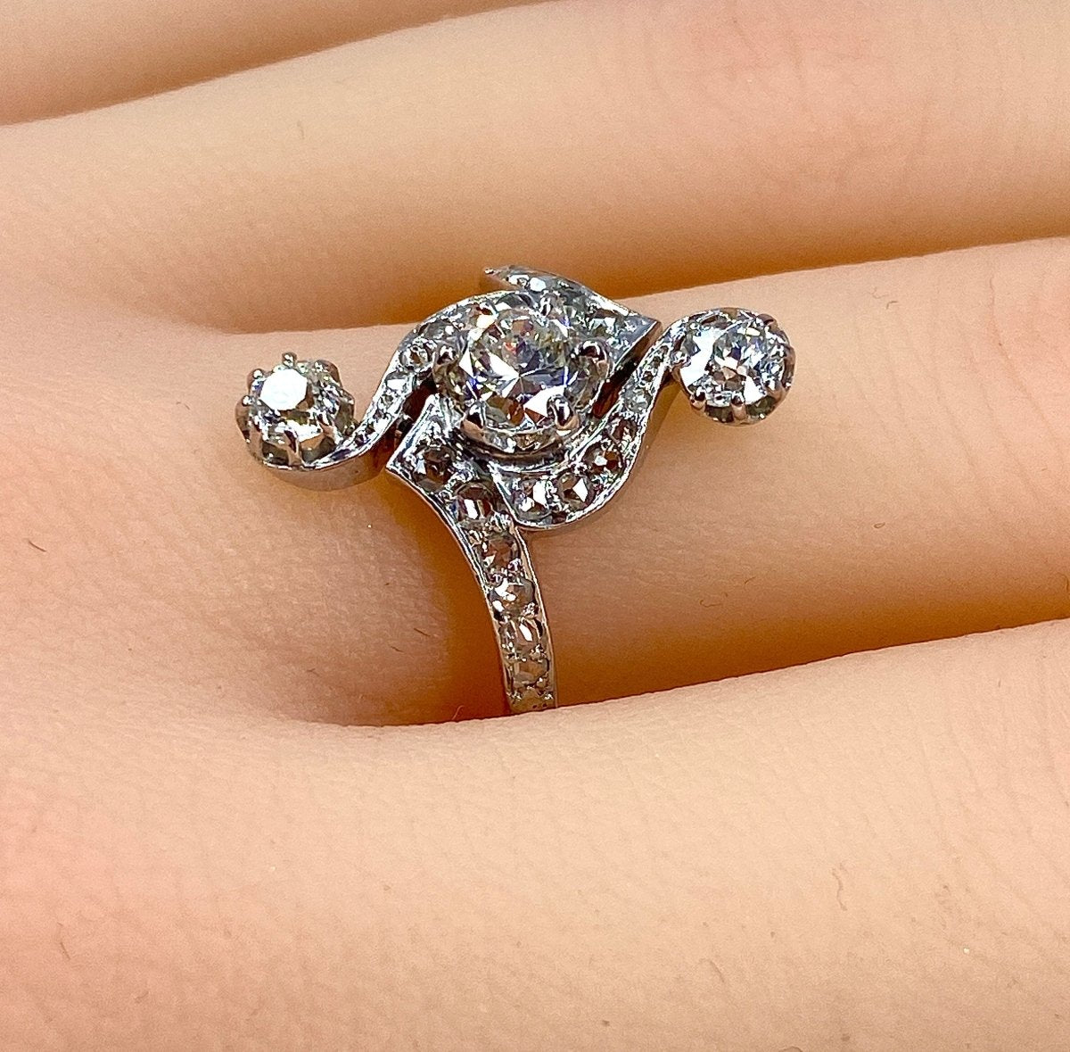 Bague en or blanc et or jaune 18 carats en diamants.Epoque 1900 - Castafiore