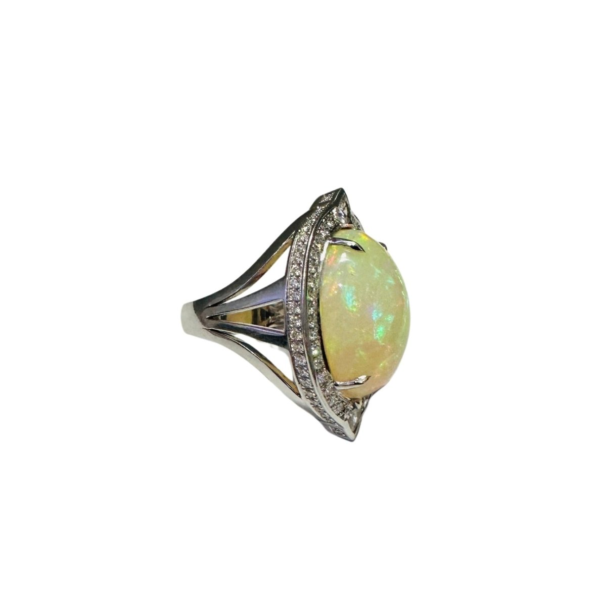 Bague en or blanc, opale et diamants - Castafiore