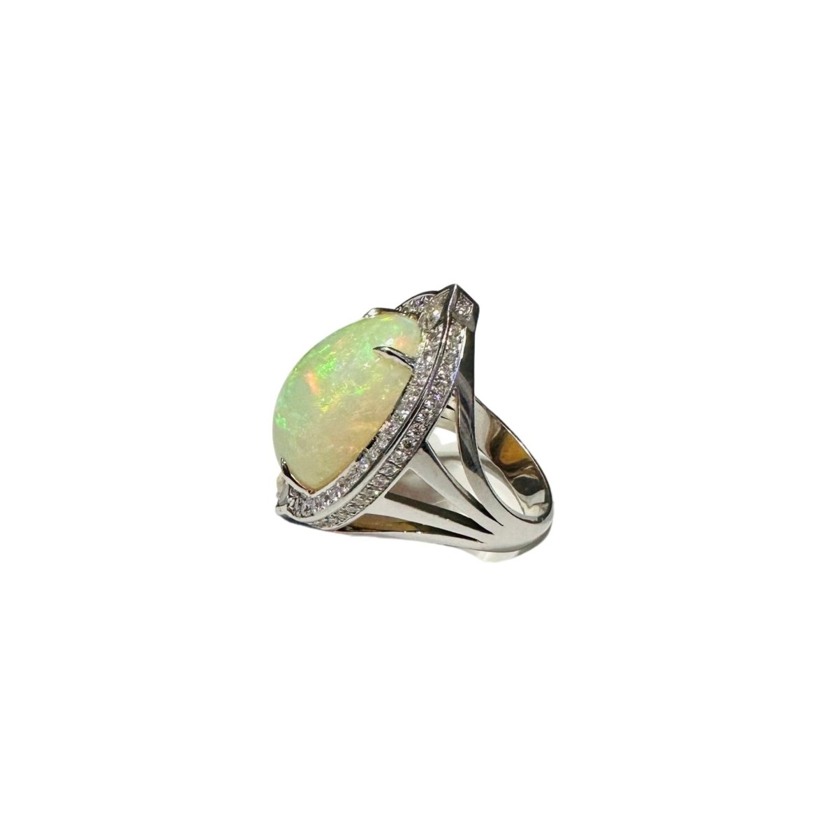 Bague en or blanc, opale et diamants - Castafiore