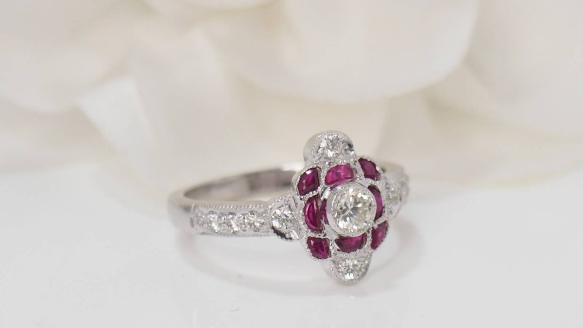 Bague en or blanc, rubis et diamants - Castafiore