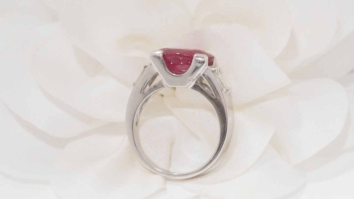 Bague En Or Blanc Rubis Et Diamants - Castafiore