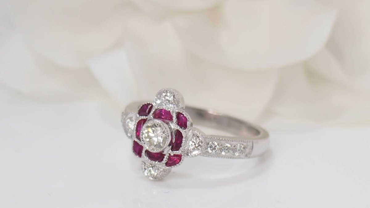 Bague en or blanc, rubis et diamants - Castafiore