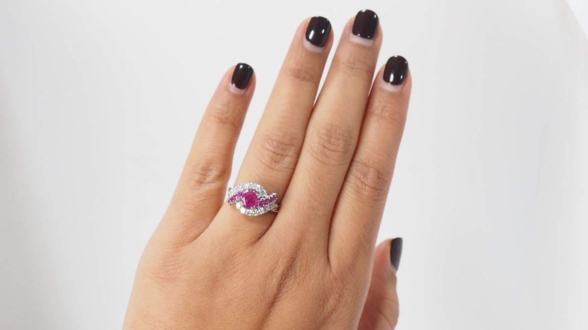 Bague en or blanc, rubis et diamants - Castafiore