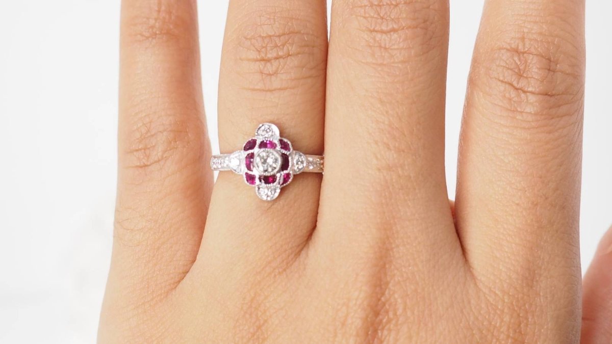 Bague en or blanc, rubis et diamants - Castafiore