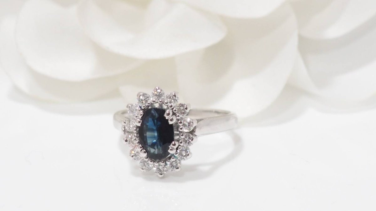 Bague en or blanc, saphir et diamants - Castafiore