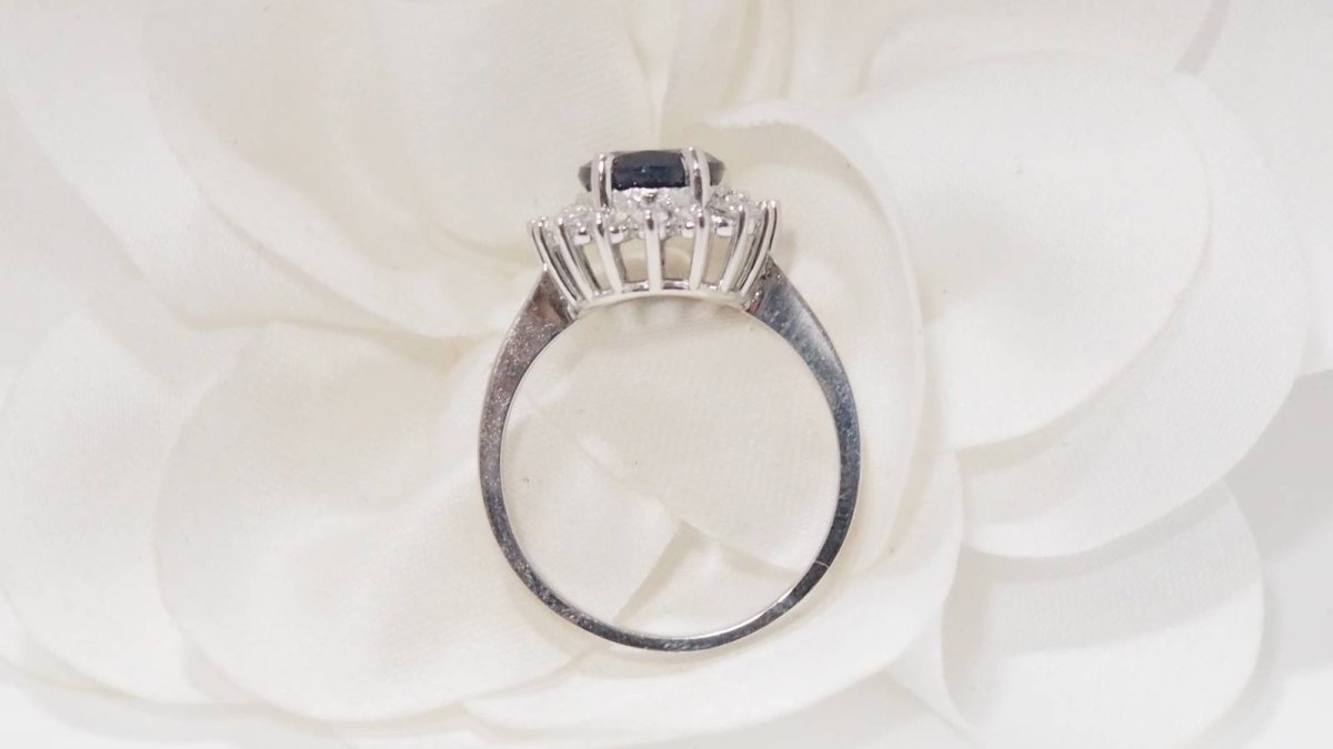 Bague en or blanc, saphir et diamants - Castafiore