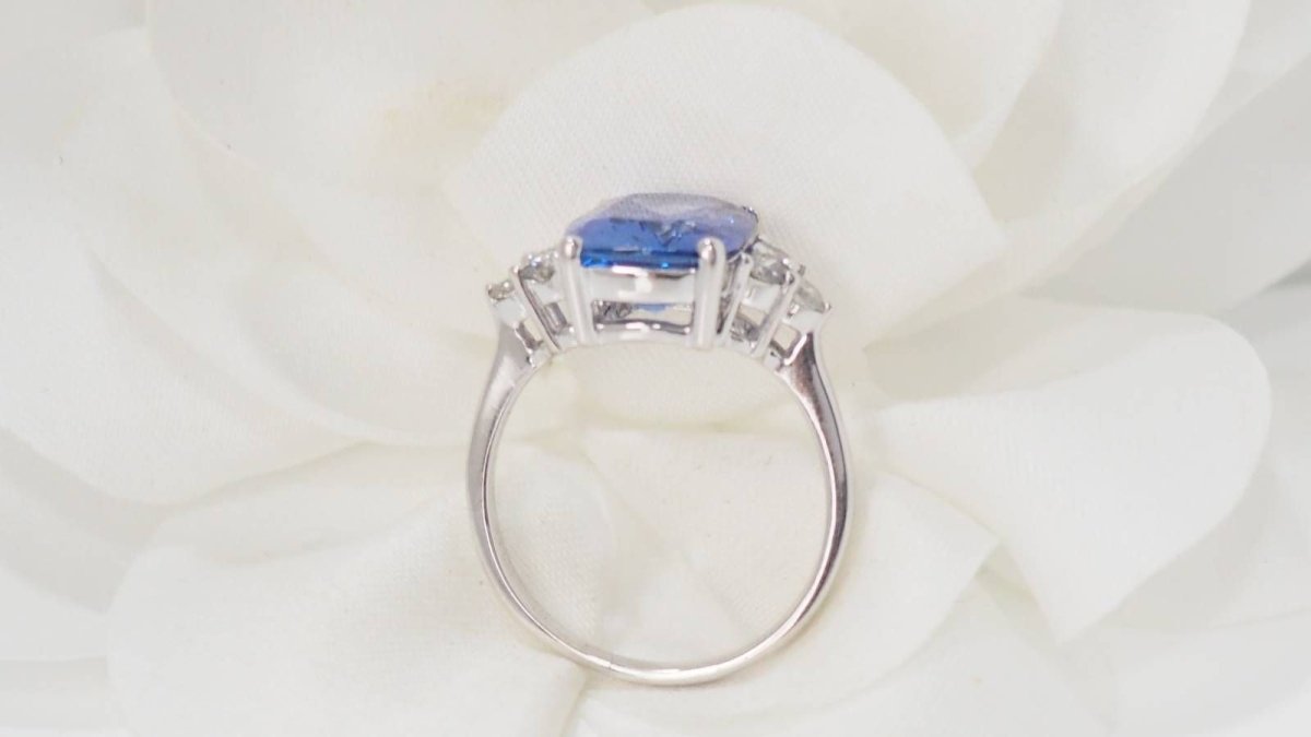 Bague en or blanc Tanzanite et diamants - Castafiore