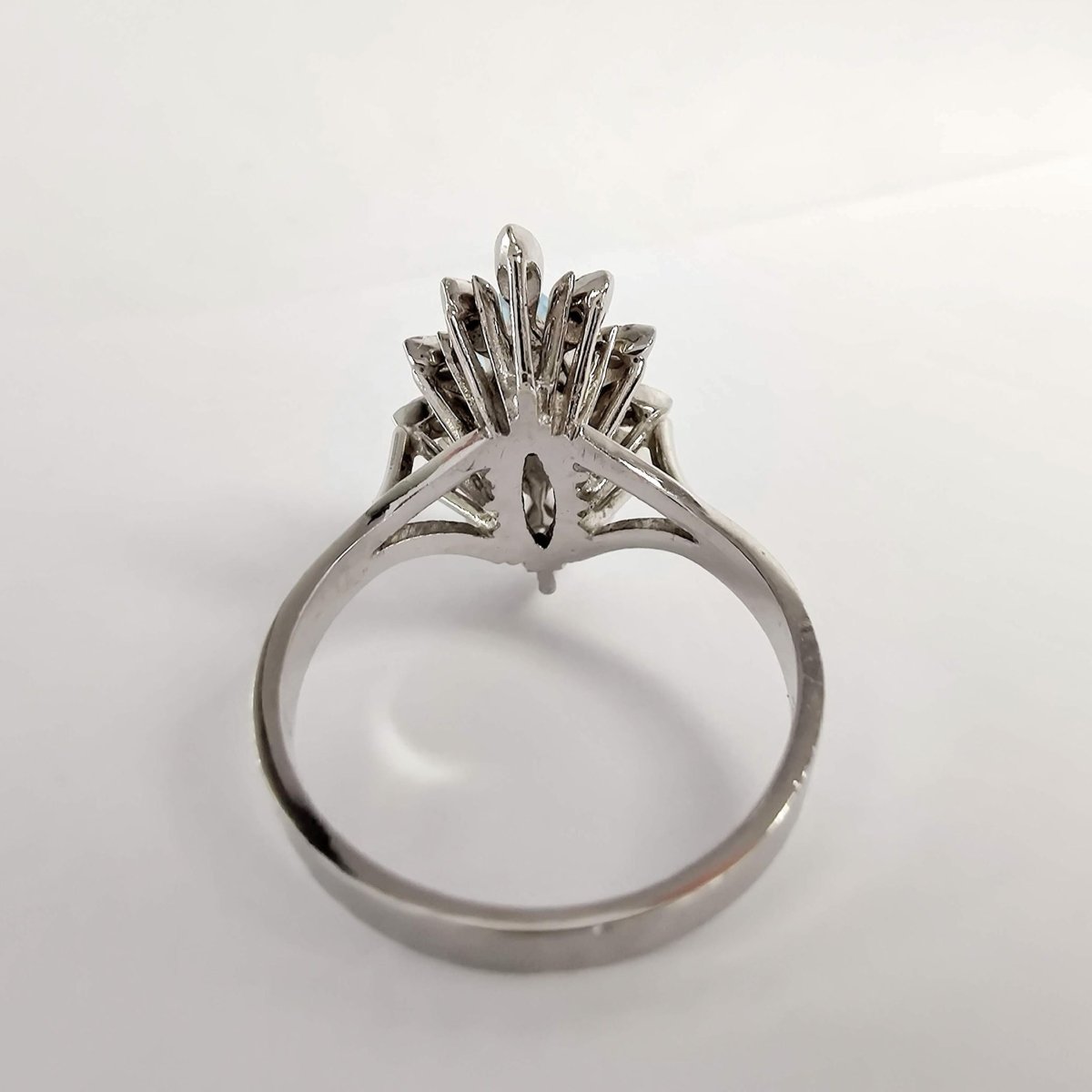 BAGUE EN OR BLANC TOPAZE ET DIAMANTS - Castafiore