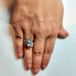 BAGUE EN OR BLANC TOPAZE ET DIAMANTS - Castafiore