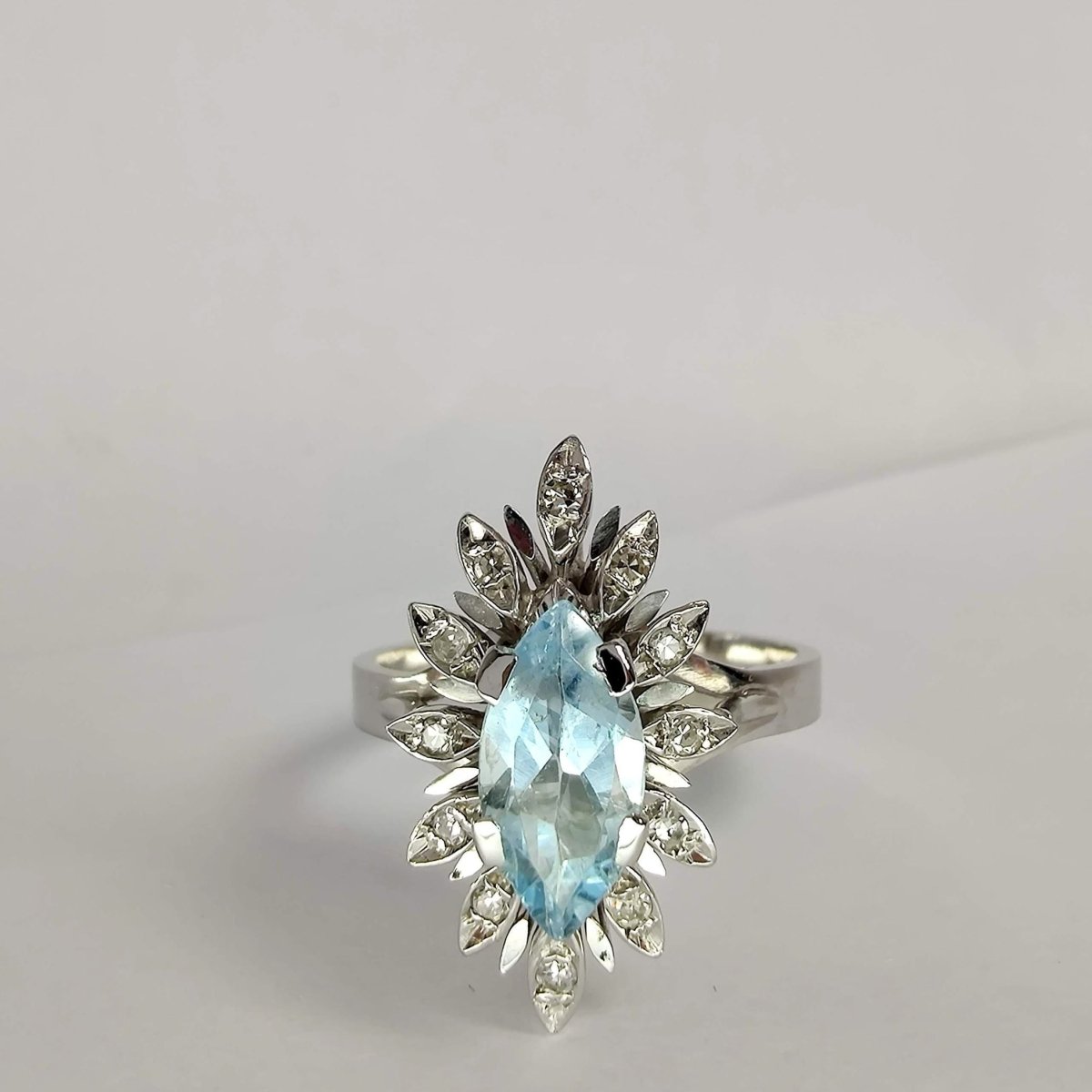 BAGUE EN OR BLANC TOPAZE ET DIAMANTS - Castafiore