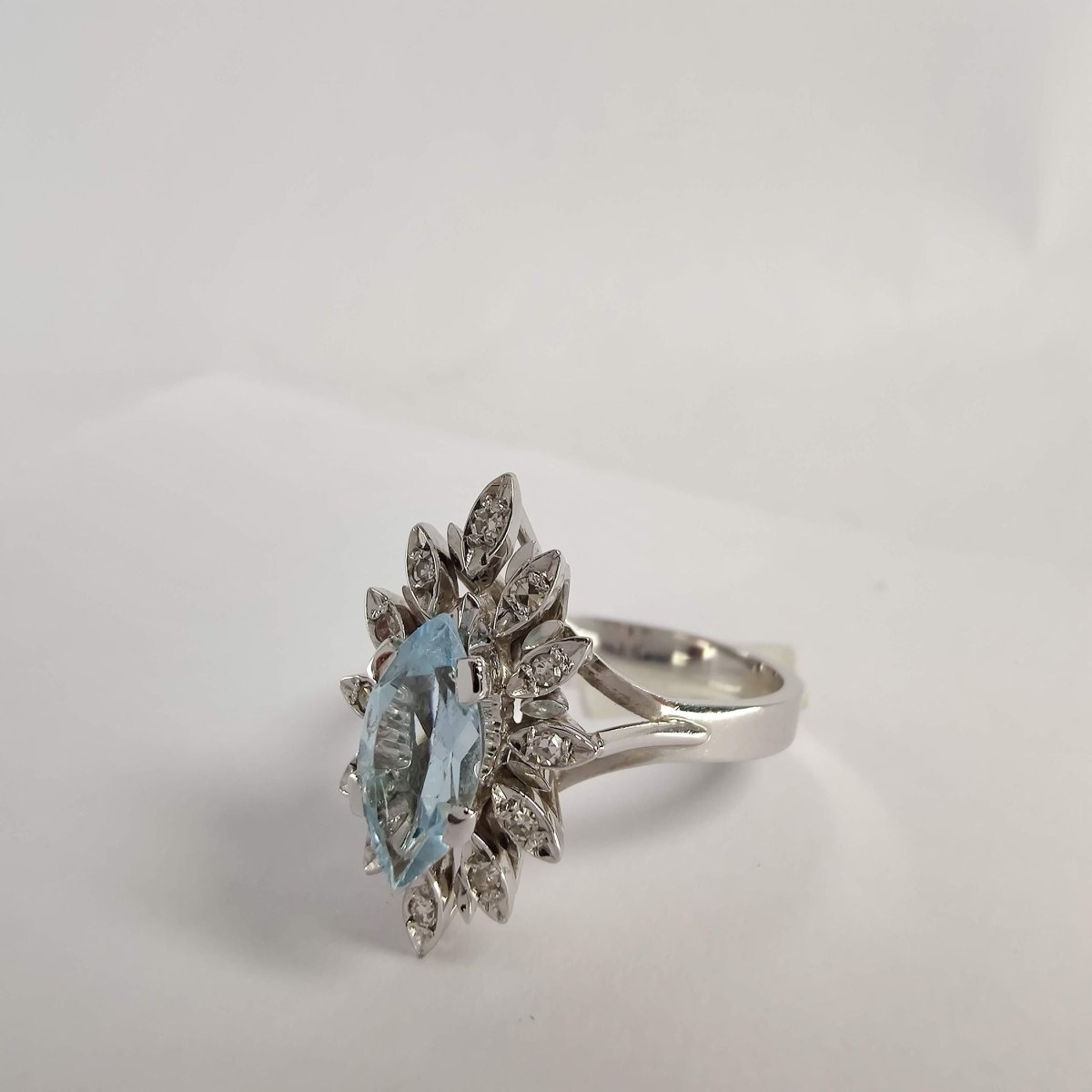 BAGUE EN OR BLANC TOPAZE ET DIAMANTS - Castafiore