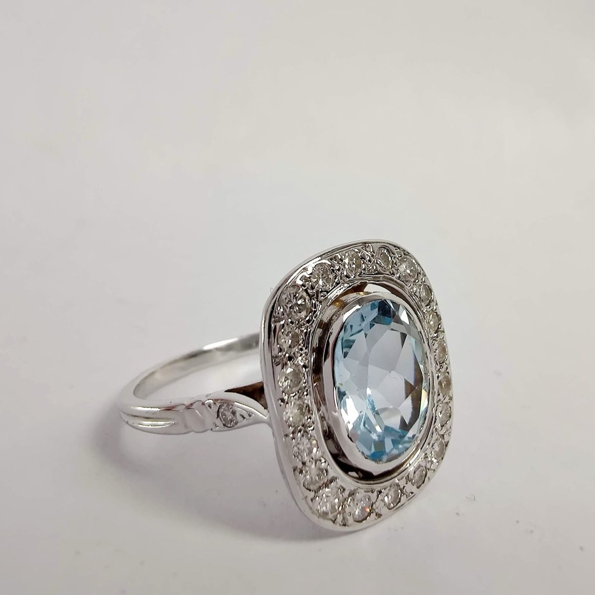 Bague en or blanc topaze et diamants - Castafiore