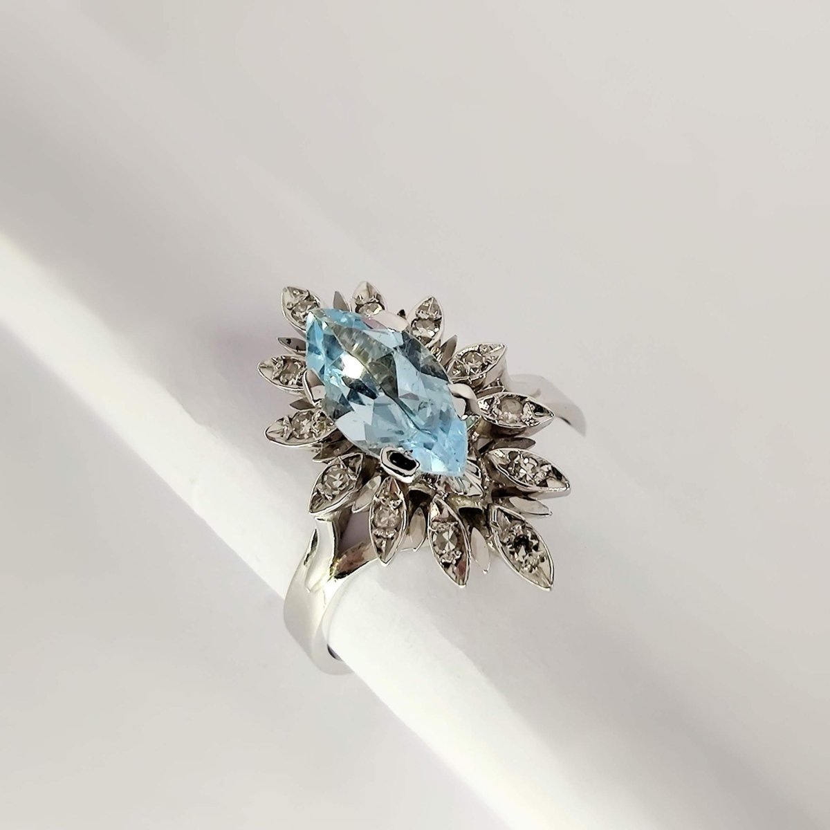 BAGUE EN OR BLANC TOPAZE ET DIAMANTS - Castafiore