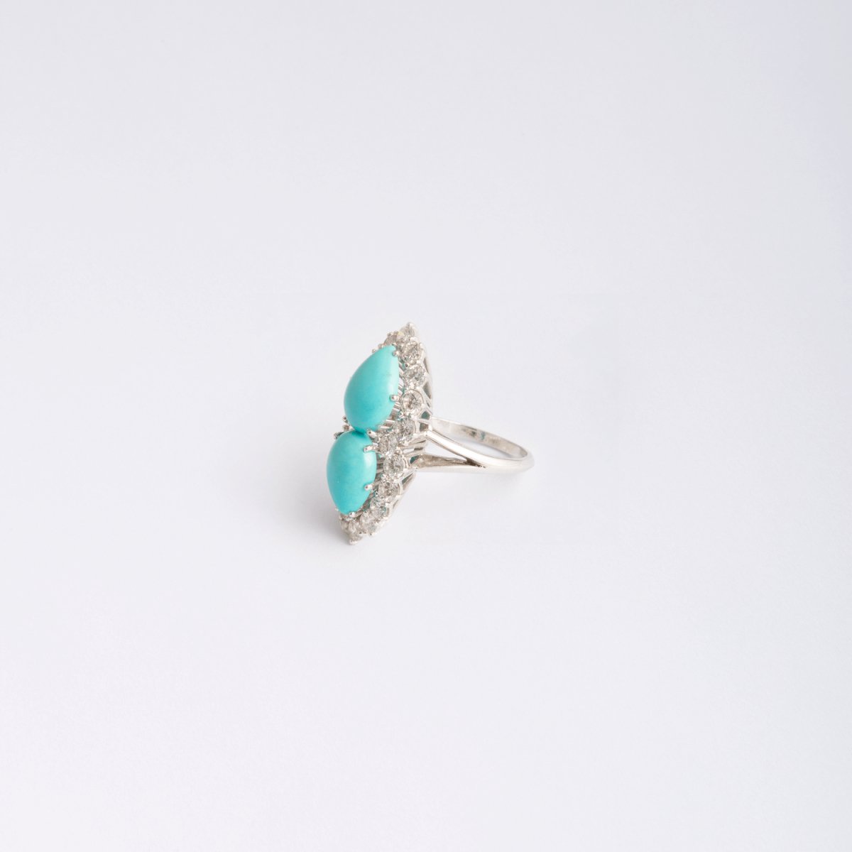 Bague en or gris, ornée de deux cabochons turquoises et diamants - Castafiore