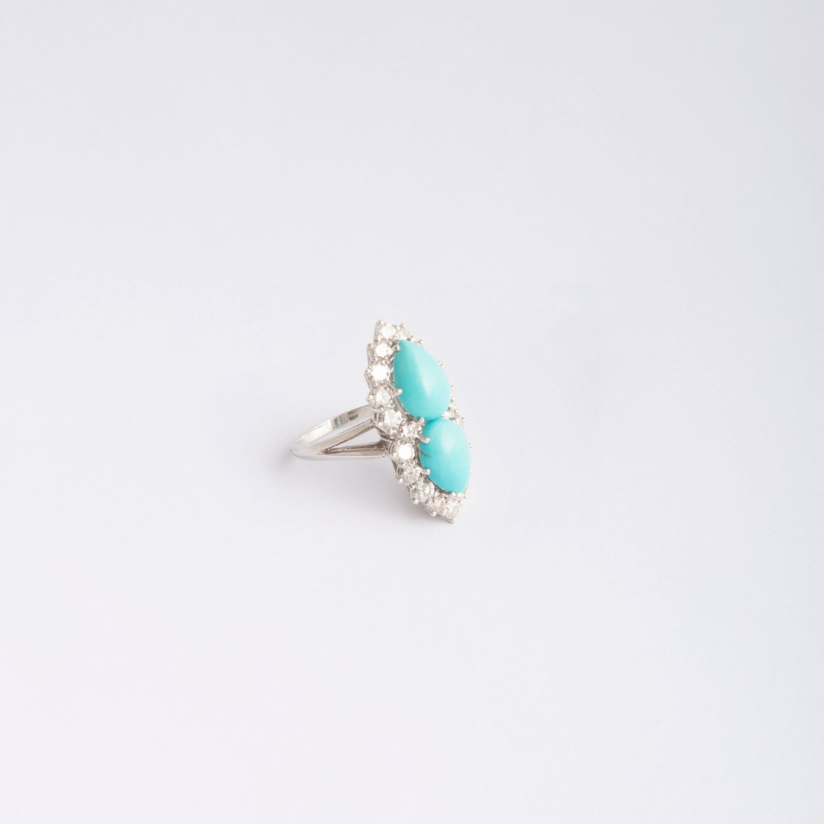 Bague en or gris, ornée de deux cabochons turquoises et diamants - Castafiore