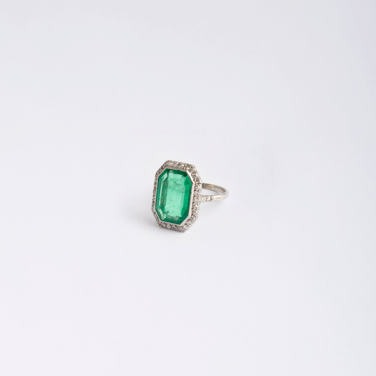 Bague en or gris, sertie d'une émeraude rectangulaire et diamants - Castafiore
