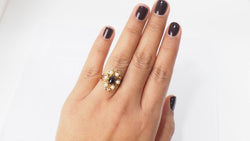 Bague en or jaune, cabochon de grenat et perles - Castafiore