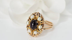 Bague en or jaune, cabochon de grenat et perles - Castafiore