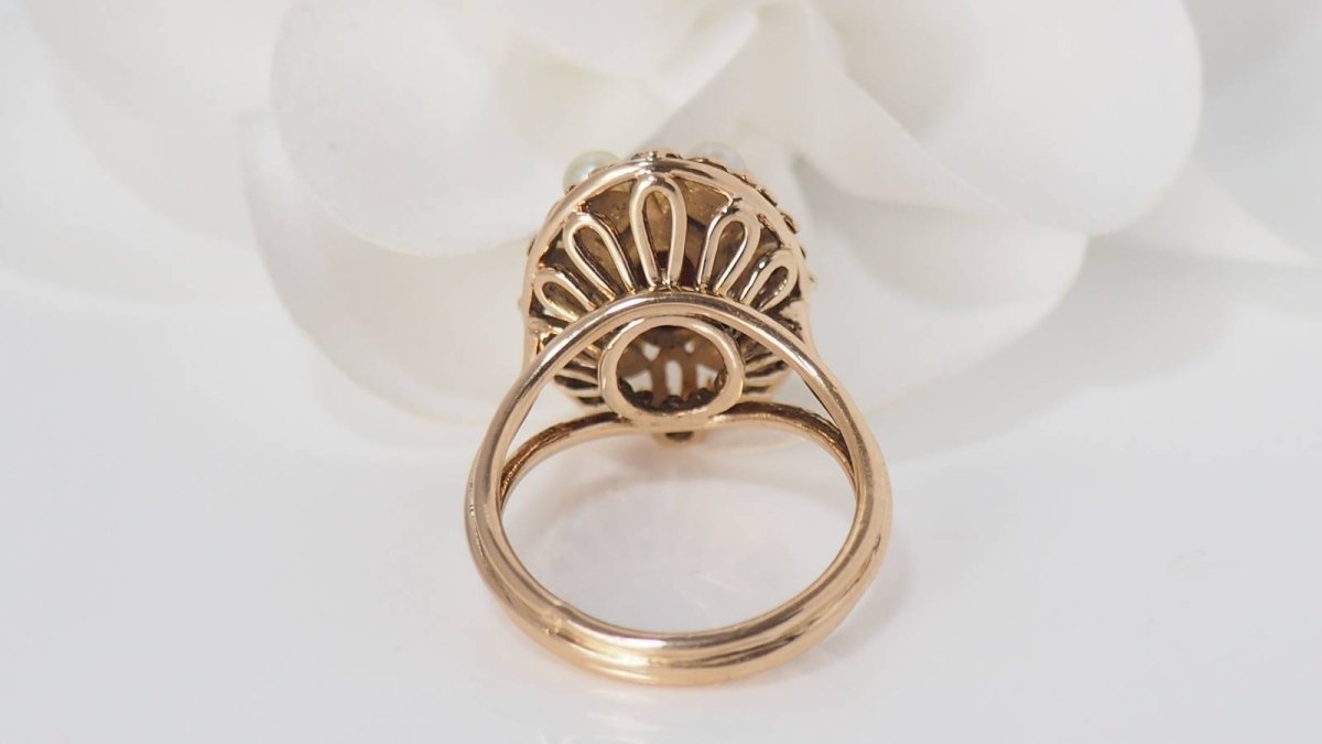 Bague en or jaune, cabochon de grenat et perles - Castafiore