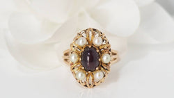 Bague en or jaune, cabochon de grenat et perles - Castafiore