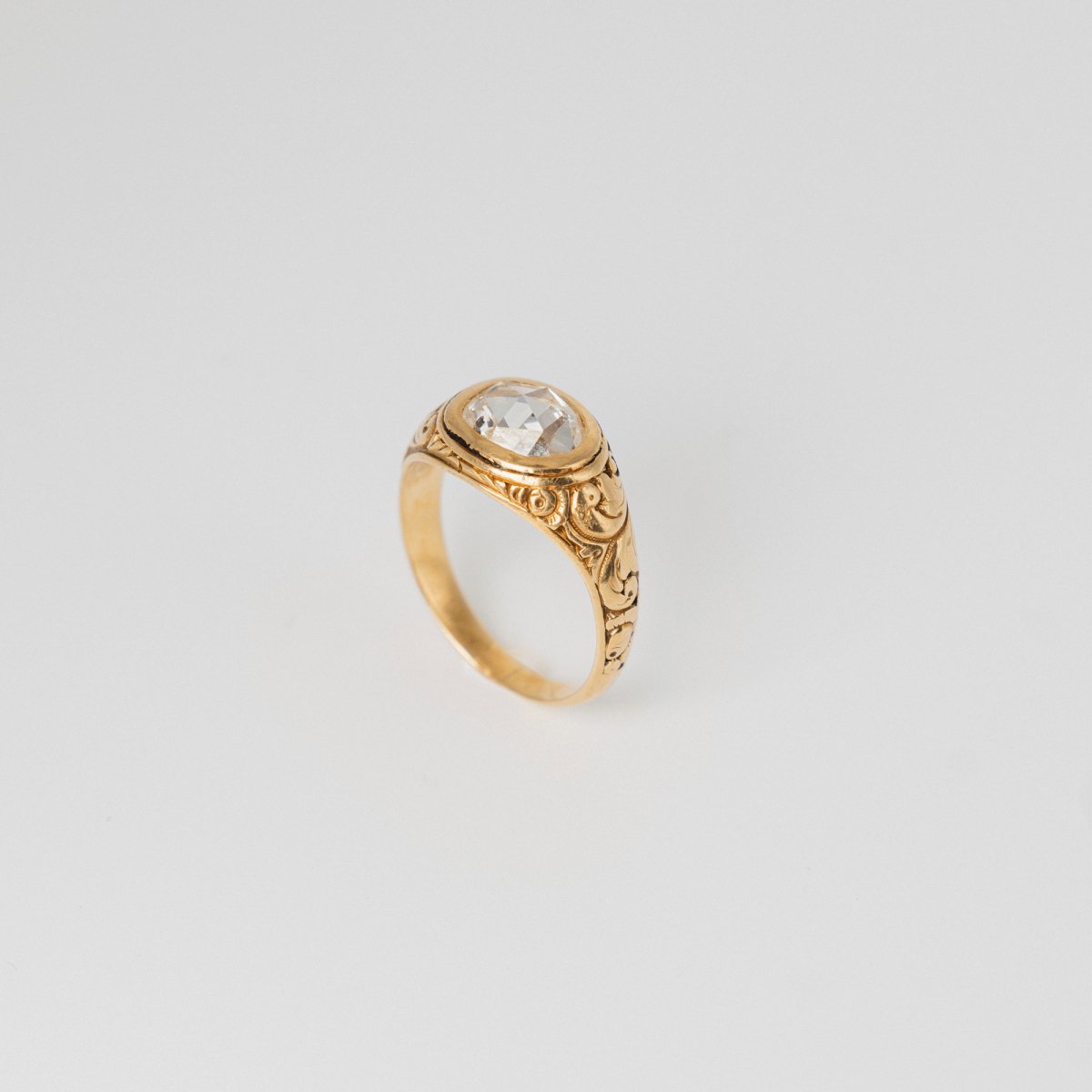 Bague en or jaune ciselé et diamant - Castafiore
