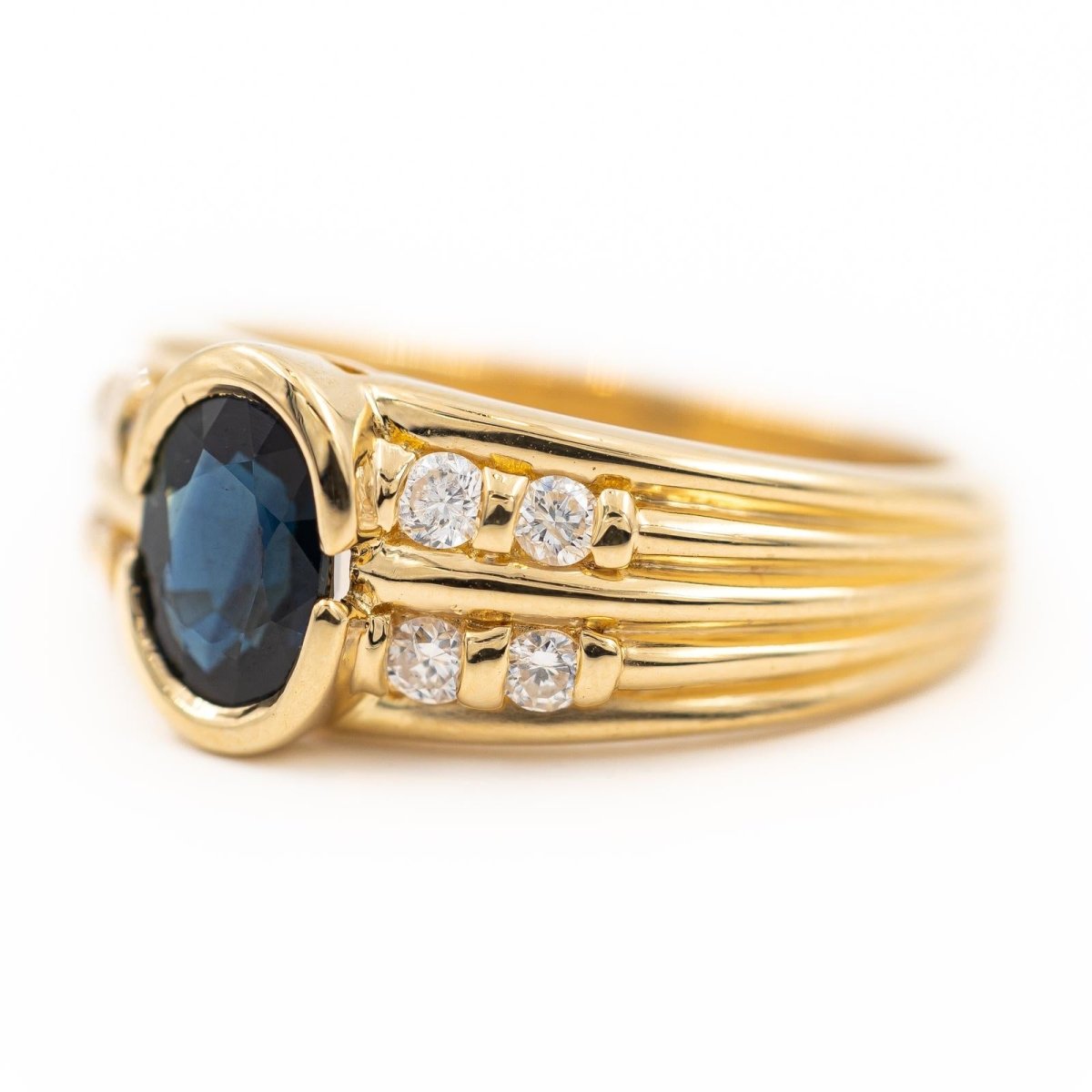 Bague en or jaune, diamants et saphir - Castafiore