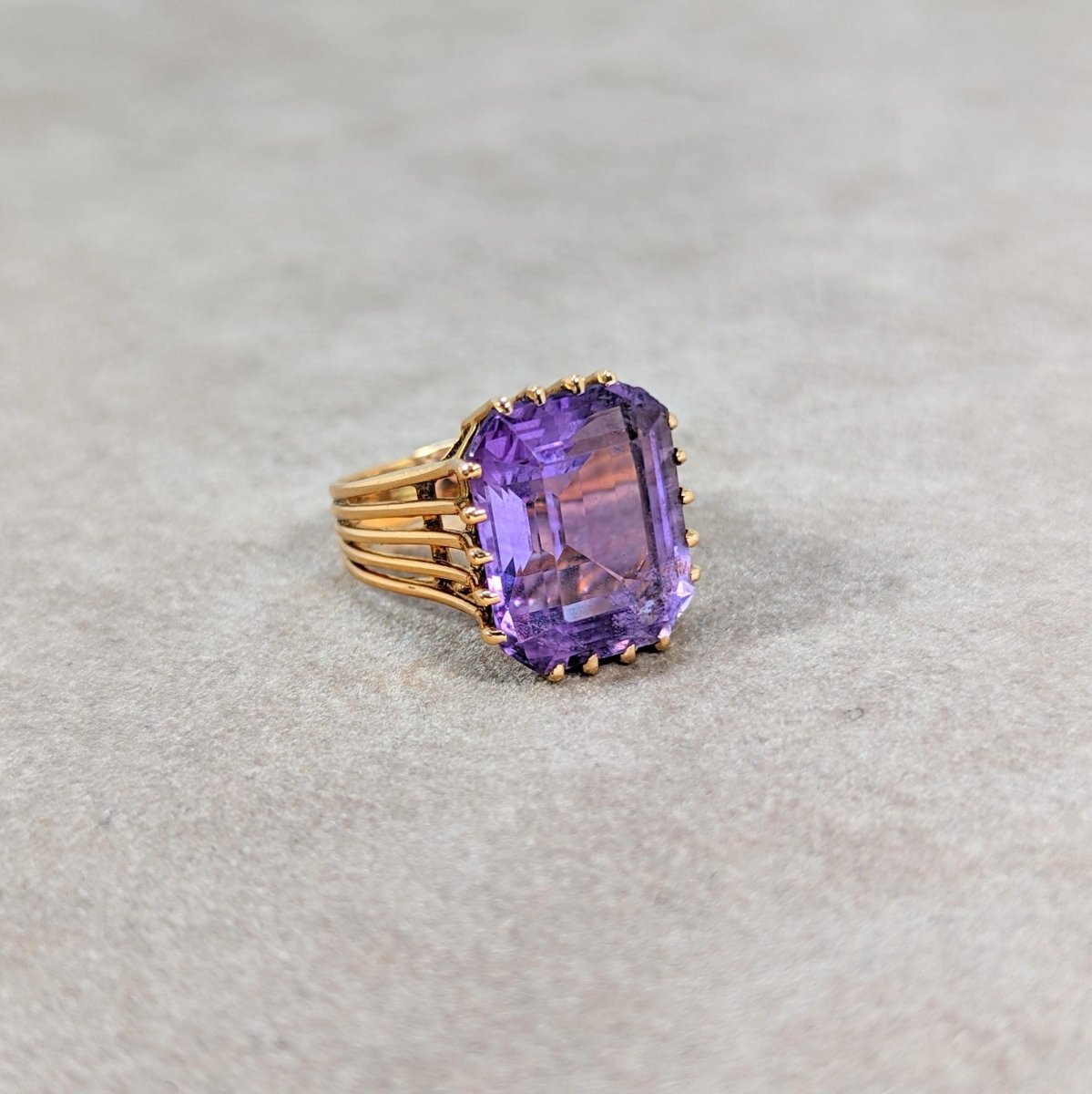 Bague en or jaune et améthyste - Castafiore