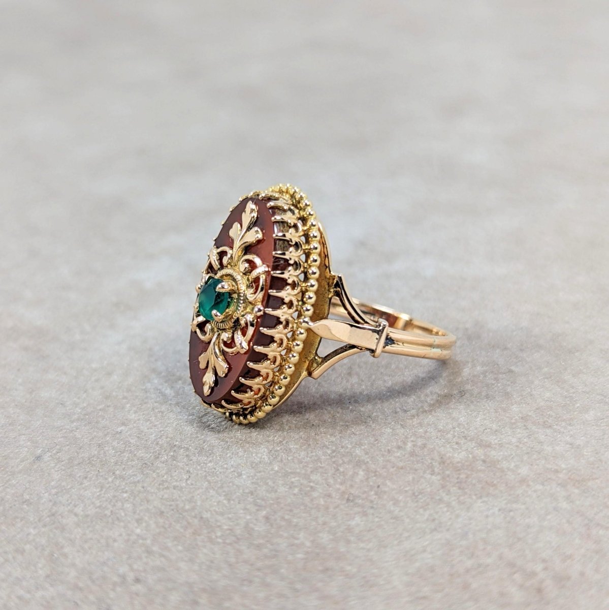 Bague en or jaune et calcédoine - Castafiore