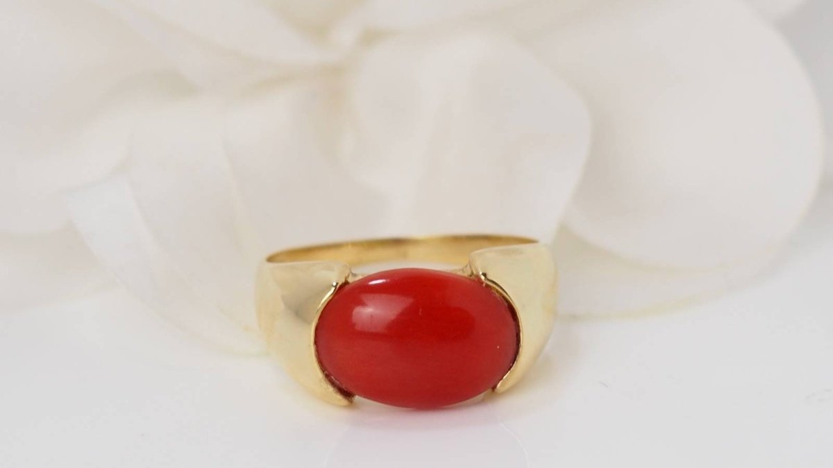 Bague en or jaune et Corail en cabochon - Castafiore