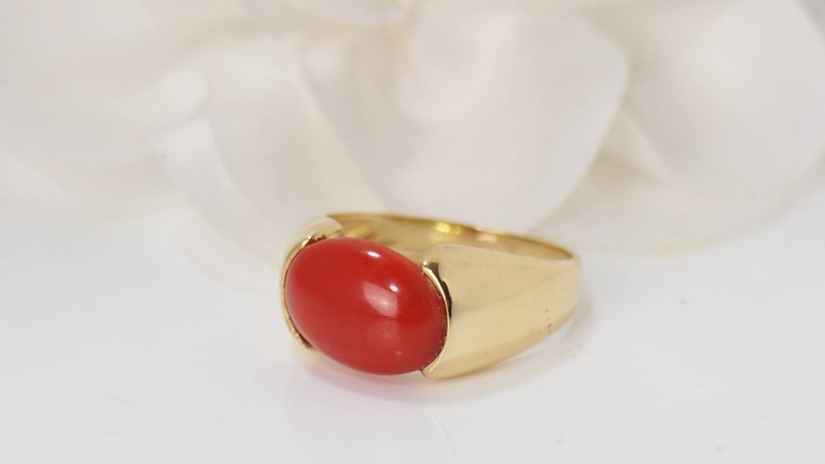 Bague en or jaune et Corail en cabochon - Castafiore