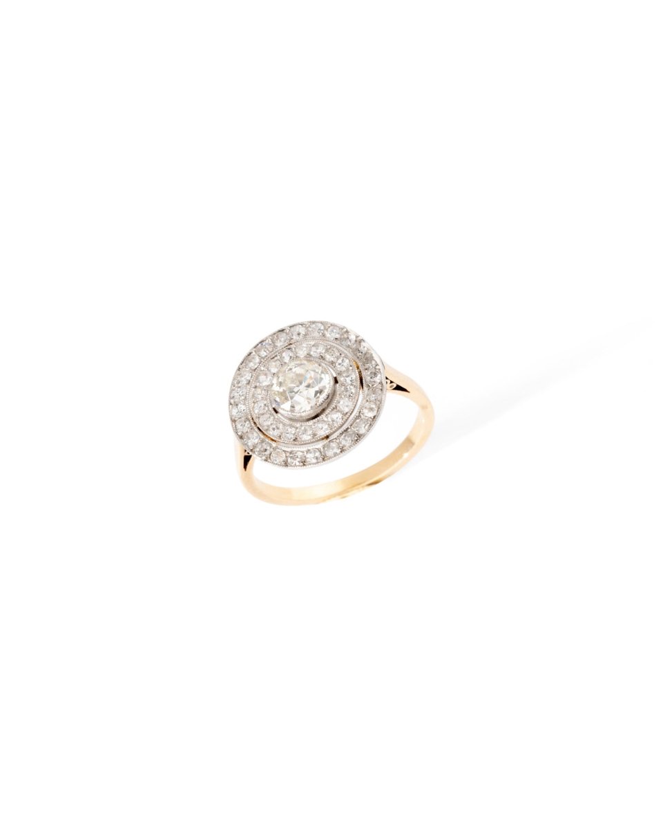 Bague en or jaune et or blanc avec diamant central et entourage diamants. - Castafiore