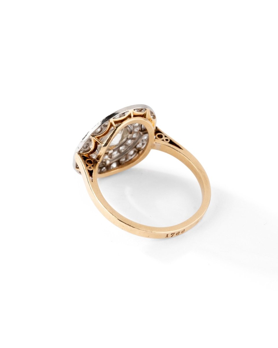 Bague en or jaune et or blanc avec diamant central et entourage diamants. - Castafiore