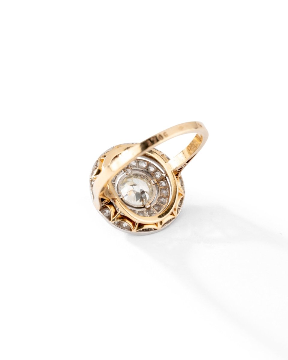 Bague en or jaune et or blanc avec diamant central et entourage diamants. - Castafiore