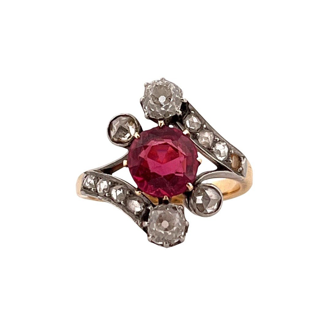Bague en or jaune et pierre en verre rose, et diamants - Castafiore