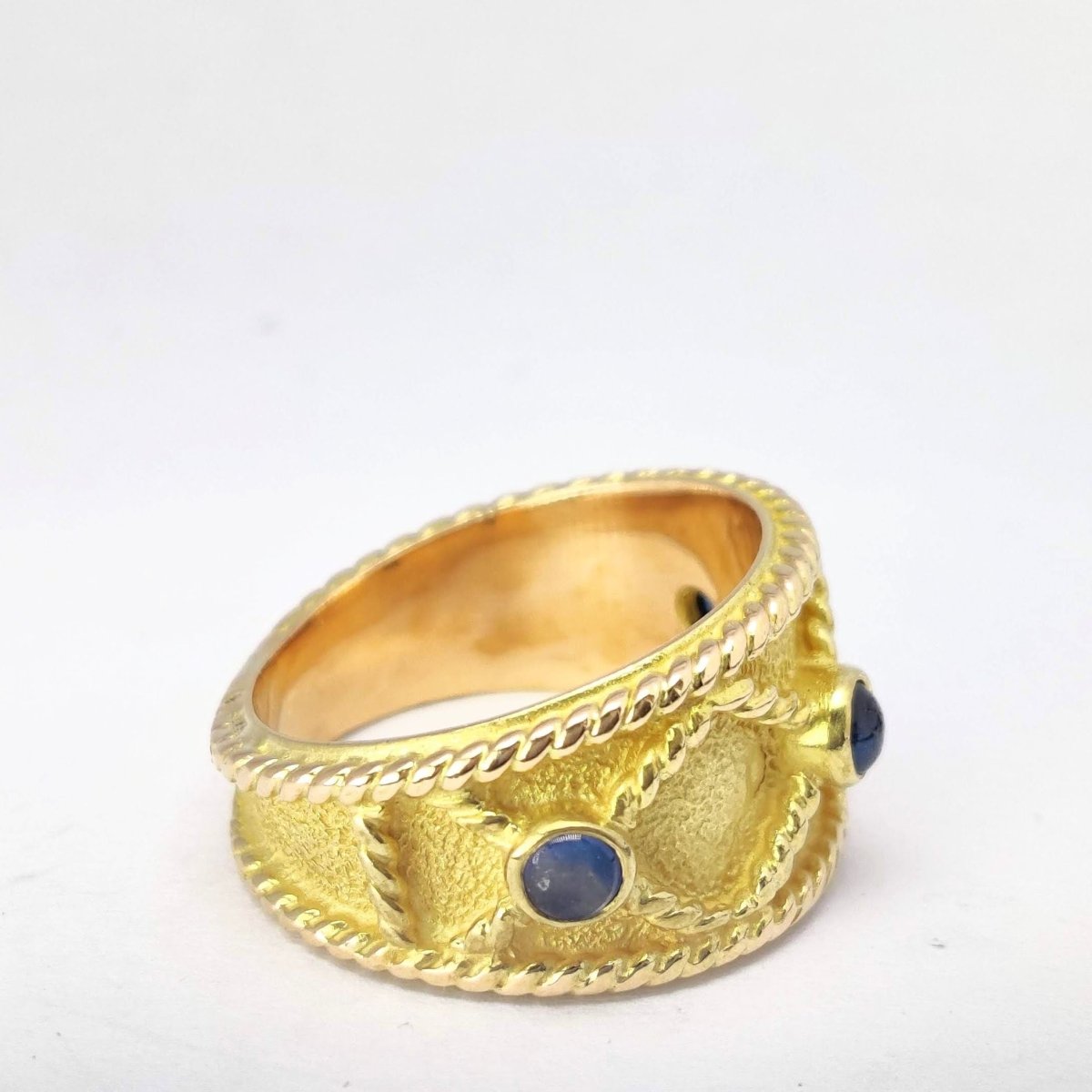 Bague en or jaune et saphirs - Castafiore