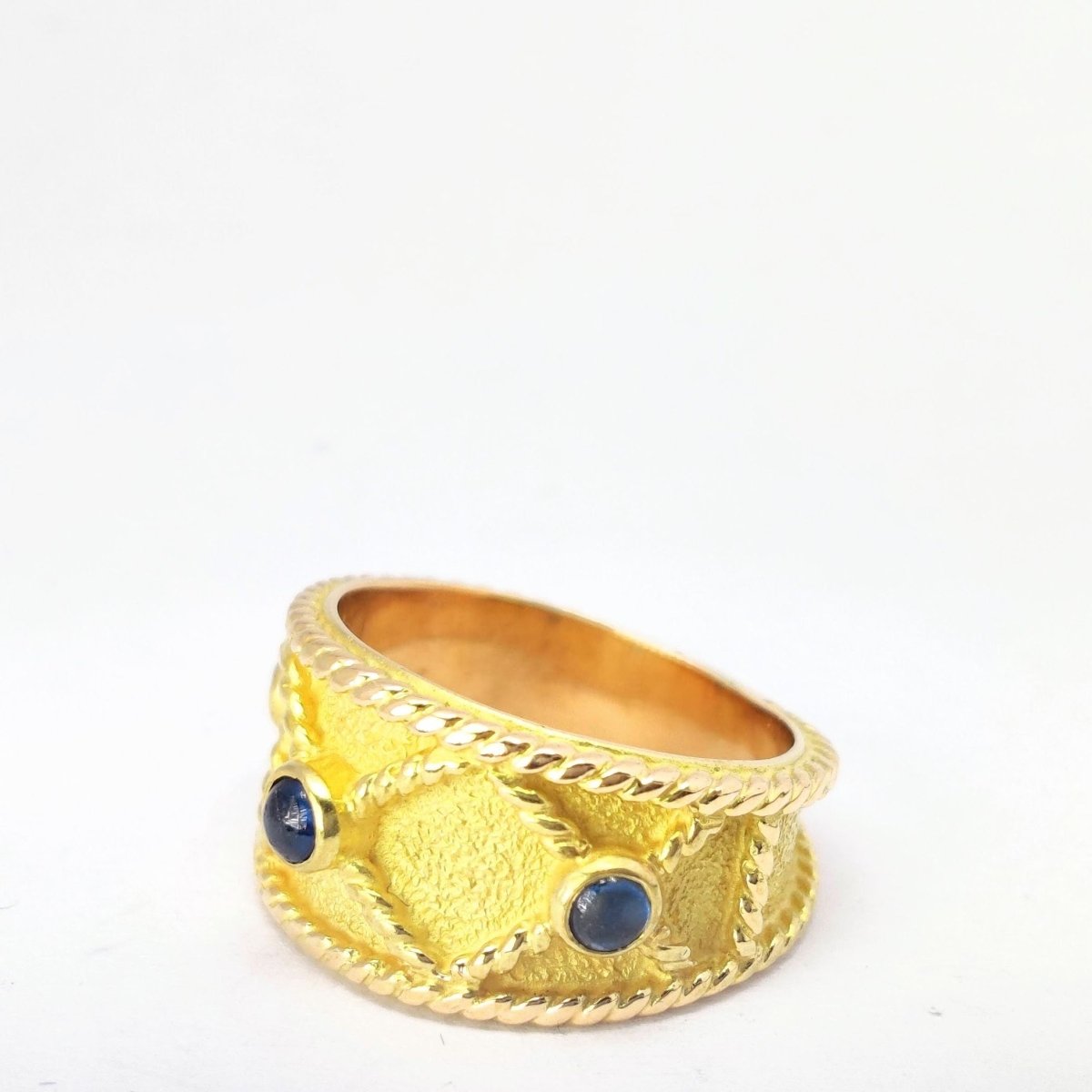 Bague en or jaune et saphirs - Castafiore