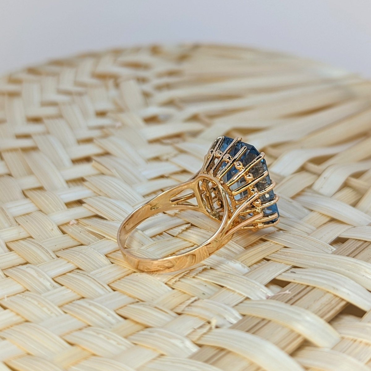 Bague en or jaune et spinelle - Castafiore