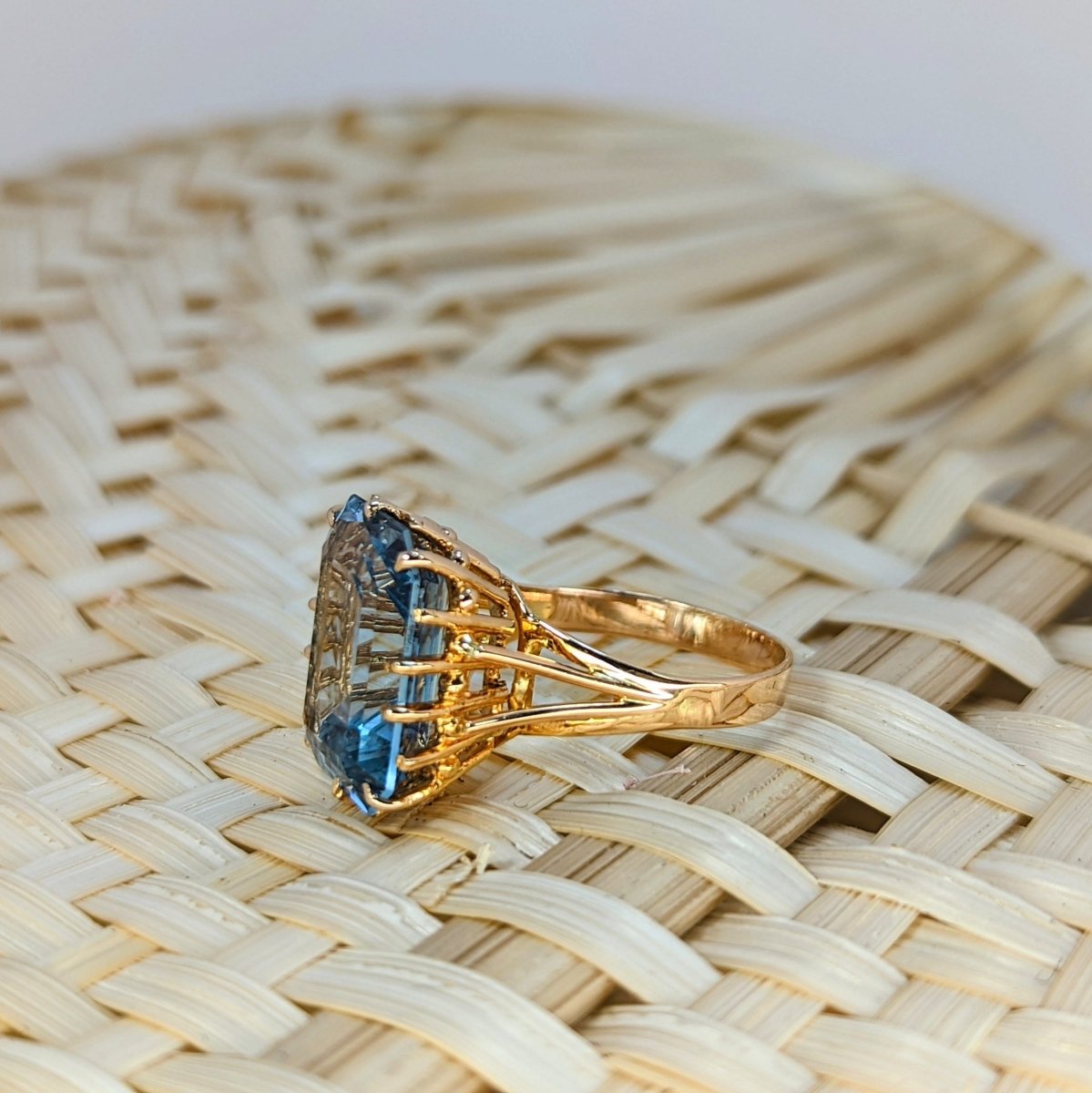 Bague en or jaune et spinelle - Castafiore