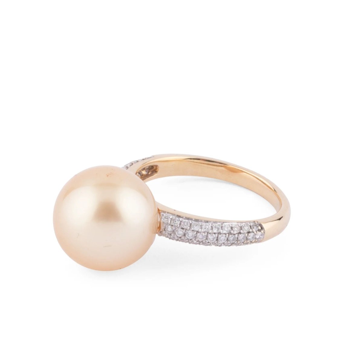 Bague en or jaune, ornée d'une perle de culture Gold des mers du sud - Castafiore