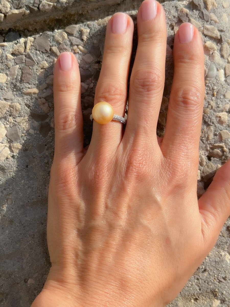 Bague en or jaune, ornée d'une perle de culture Gold des mers du sud - Castafiore