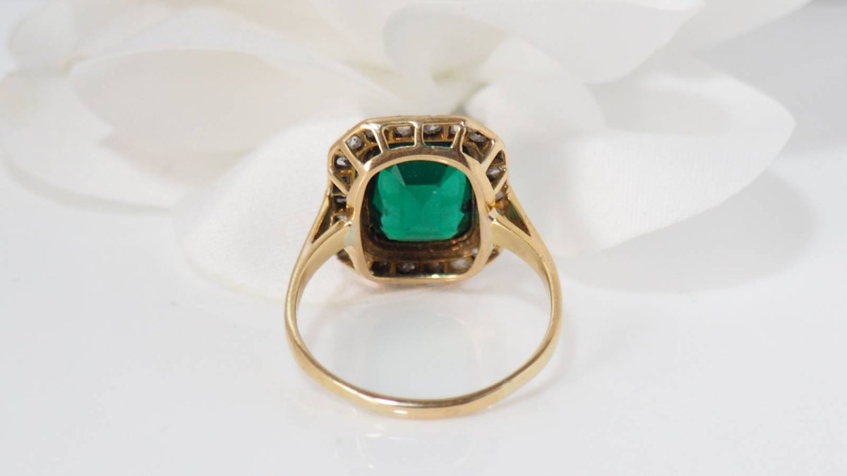 Bague en or jaune, pierre verte et diamants - Castafiore