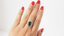 Bague en or jaune, pierre verte et diamants - Castafiore