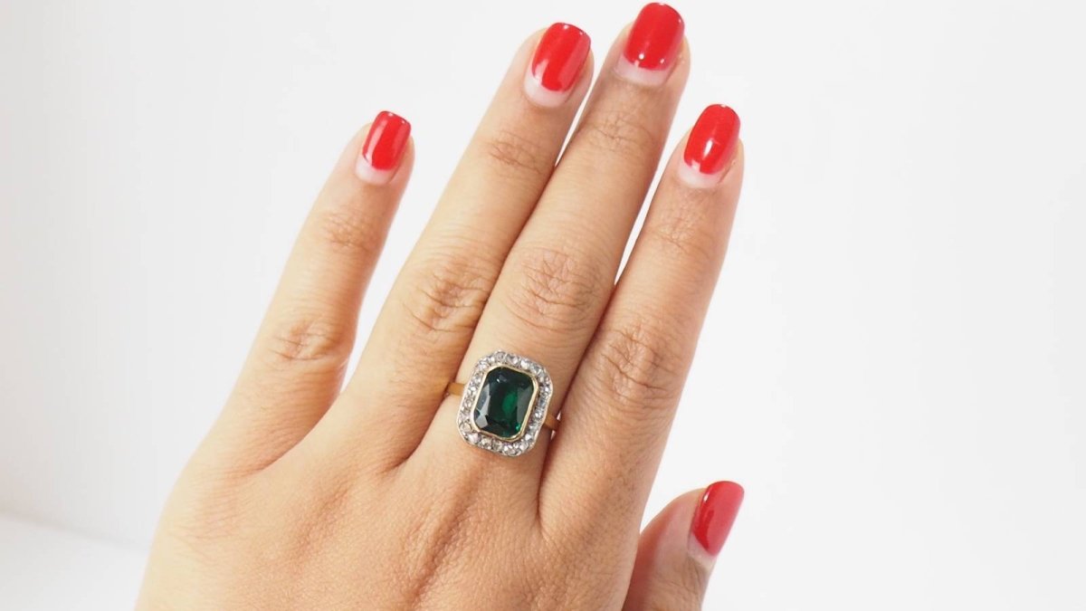 Bague en or jaune, pierre verte et diamants - Castafiore