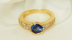 Bague en or jaune, saphir de Ceylan et diamants - Castafiore